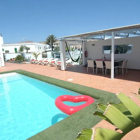Puerto Del Carmen Sleeps 10 With Pool And Air Con